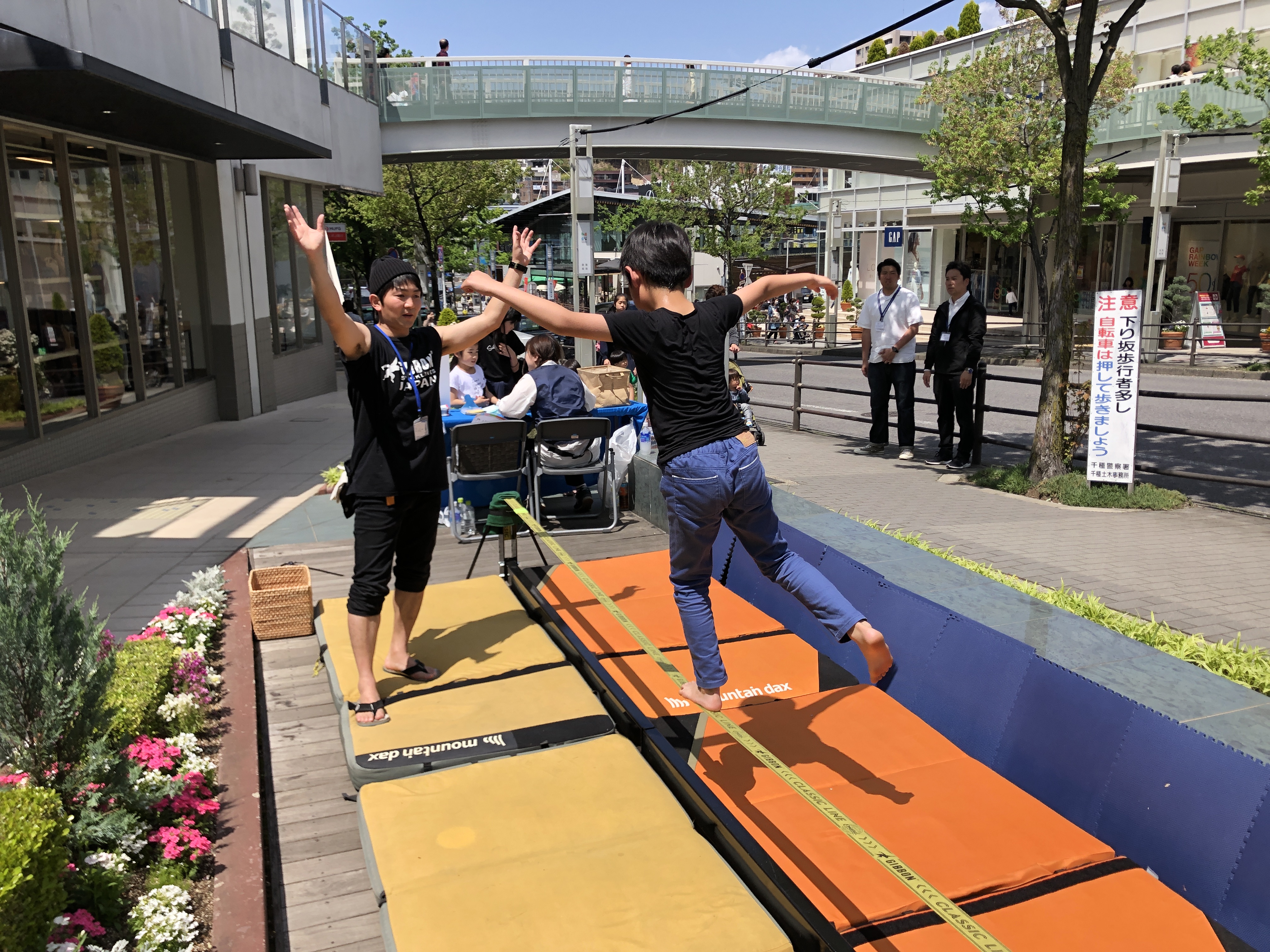 9 23 アルチザンスクエア Br スラックライン体験