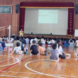 滑石小学校　講演会　スラックラインパフォーマンス